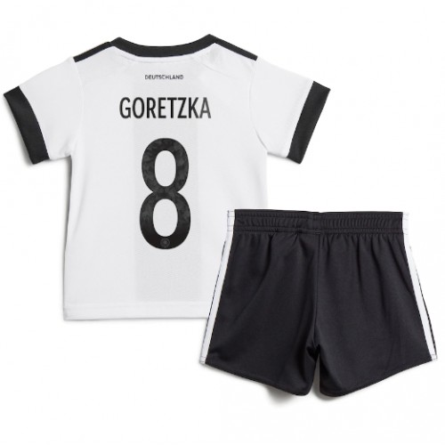 Camiseta Alemania Leon Goretzka #8 Primera Equipación Replica Mundial 2022 para niños mangas cortas (+ Pantalones cortos)